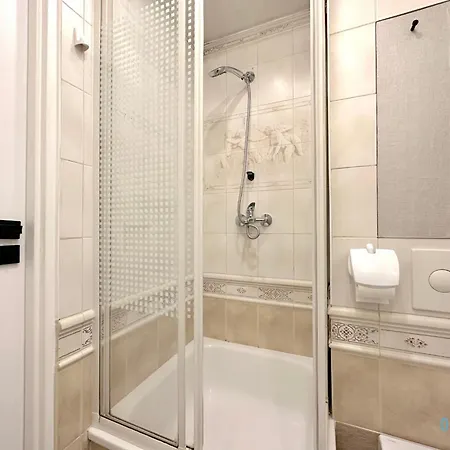 Apartament Honey Apartment- Cozy Retreat, 10 Minutes To Old Town
